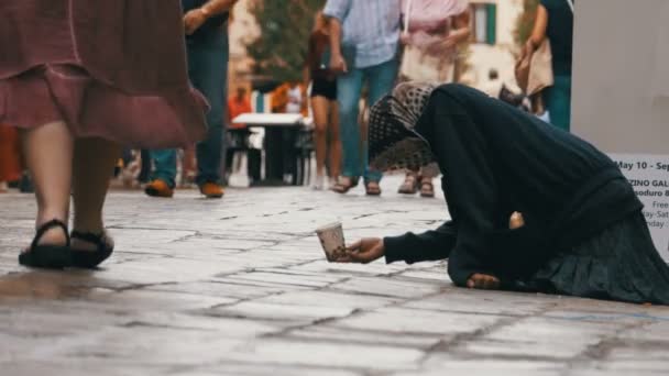 Tiggaren ber om allmosor på gatorna i Venedig, Italien — Stockvideo