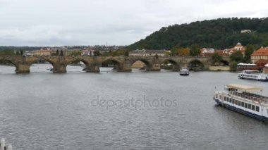 Tarih Nehri Vltava Prag Köprüsü ve tekne yüzen Manzaralı