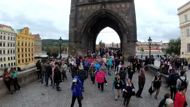 Tłum turystów spacer wzdłuż mostu Karola, Praga, Republika Czeska — Wideo stockowe