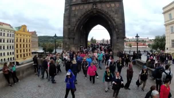 Dav turistů chůzi podél Karlův most, Praha, Česká republika