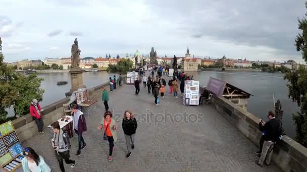 Tłum turystów spacer wzdłuż mostu Karola, Praga, Republika Czeska — Wideo stockowe