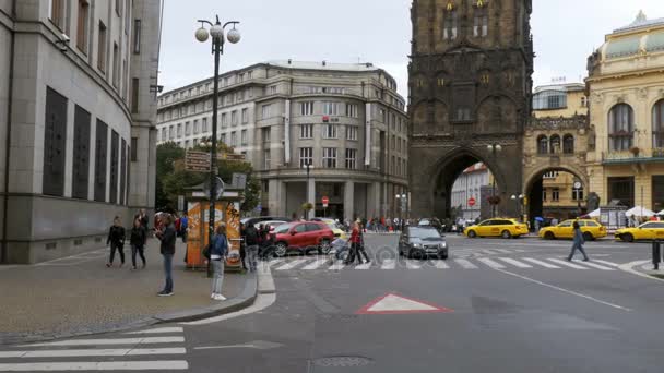 捷克共和国, 布拉格。人们走在古城的街道上 — 图库视频影像