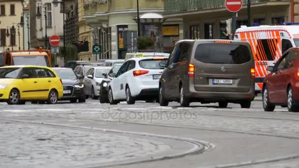 Tráfico de coches en el casco antiguo de Praga, República Checa — Vídeo de stock