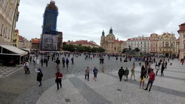 Ciudad Vieja, Plaza Stare Mesto. La gente camina por la plaza. Praga, República Checa — Vídeo de stock