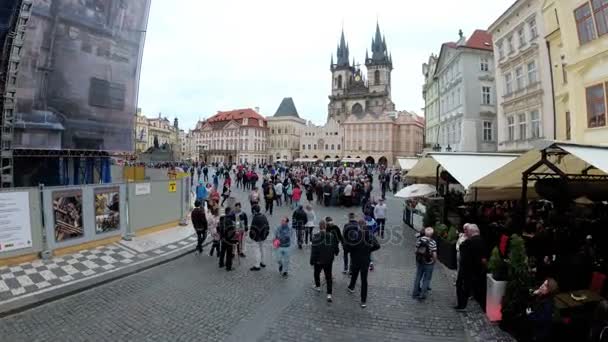 旧市街、凝視市街広場。人々 は正方形に歩きます。プラハ, チェコ共和国 — ストック動画