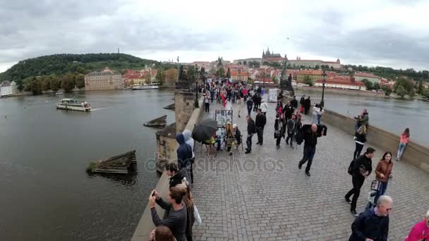 Follia di turisti che camminano lungo il Ponte Carlo, Praga, Repubblica Ceca — Video Stock