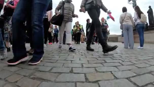 Benen van menigte toeristen lopen langs de Charles Bridge, Prague, Tsjechië — Stockvideo