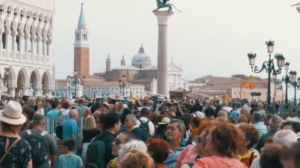 Multidão de pessoas caminhando na praça de San Marco Veneza, Itália — Vídeo de Stock