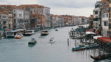 Grand Canal. Rialto Köprüsü görünümden. Venedik İtalya.