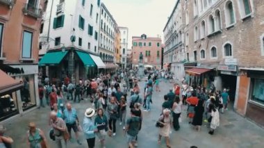 Turistler yürüyüş boyunca dar sokaklar Hediyelik eşya mağazaları Venedik, İtalya, üstten görünüm