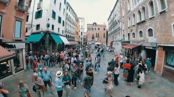 Vista superior de los turistas Caminar por las calles estrechas cerca de tiendas de recuerdos de Venecia, Italia — Vídeos de Stock