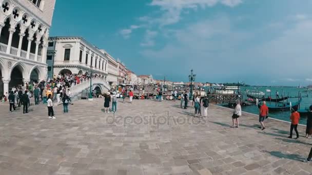 Tłum ludzi spacerujących wzdłuż nasypu w Wenecja, Włochy — Wideo stockowe