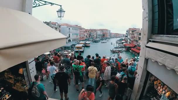 Ovanifrån av mängden av människor som står på Rialtobron. Canal Grande Venedig, Italien — Stockvideo