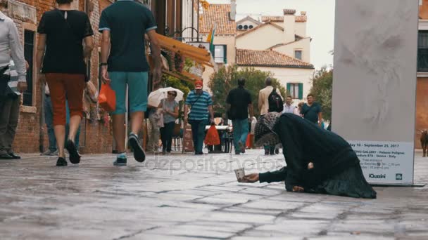 Hajléktalan koldus nagymama kér alamizsnát utcáin, Velence, Olaszország — Stock videók