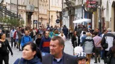 Prague, Çek Cumhuriyeti için eski şehrin sokaklarında boyunca yürüyüş insanların kalabalık