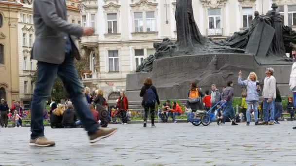 Vieille ville, Stare Mesto Square. Les gens marchent autour de la place. Prague, République tchèque — Video