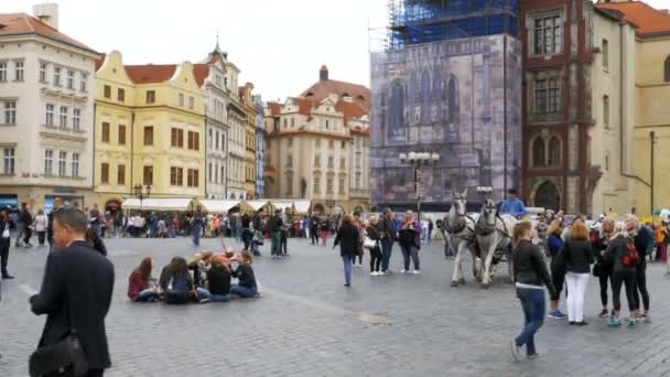 Ein Pferdefuhrwerk auf dem Starre-Mesto-Platz in der Altstadt, Prag, Tschechische Republik — Stockvideo