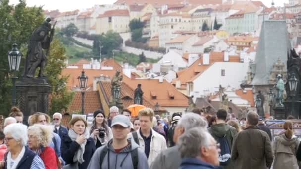 Натовп людей пішки вздовж Карлового мосту, Прага, Чеська Республіка. Повільний рух — стокове відео