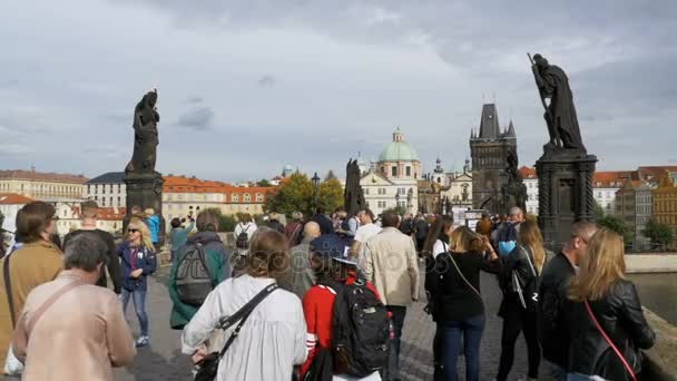 Kerumunan orang berjalan di sepanjang Jembatan Charles, Praha, Republik Ceko. Pergerakan Lambat — Stok Video
