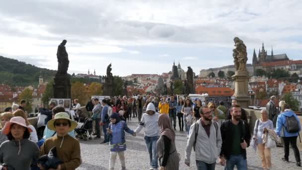 Menigte van mensen lopen langs de Charles Bridge, Prague, Tsjechië. Slow Motion — Stockvideo