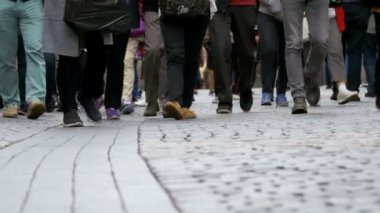 Sokakta yürüyen kalabalık insan ayakları