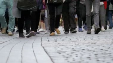 Sokakta yürüyen kalabalık insan ayakları