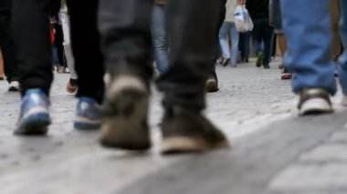 Bacaklar kalabalık insan sokakta yürüme