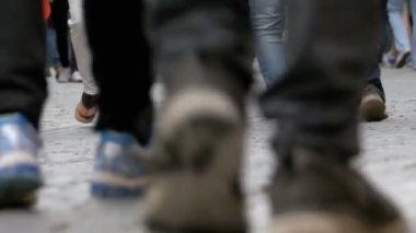 Sokakta yürüyen kalabalık insan ayakları