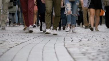 Yavaş hareket sokakta yürüyen kalabalık insan bacaklar