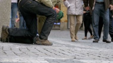 Dilenci sokakta Prag, Çek Cumhuriyeti için sadaka için yalvarıyor. Ağır çekim