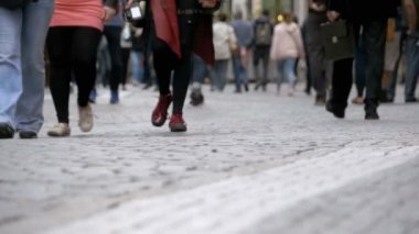 Yavaş hareket sokakta yürüyen kalabalık insan ayakları