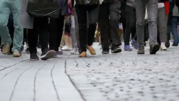 Voeten van menigte mensen lopen op straat — Stockvideo