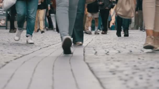 Ноги толпы людей, идущих по улице — стоковое видео