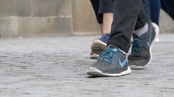 Pieds de foule marchant dans la rue — Video