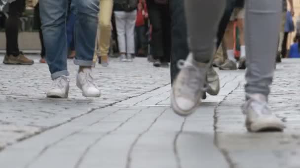 Benen van menigte mensen lopen op straat — Stockvideo