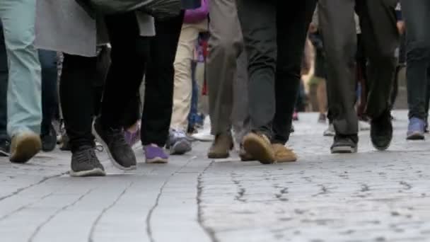 Pernas de pessoas da multidão andando na rua — Vídeo de Stock