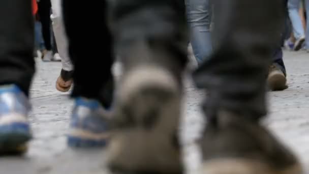 Fötter av skara människor som gick på gatan — Stockvideo
