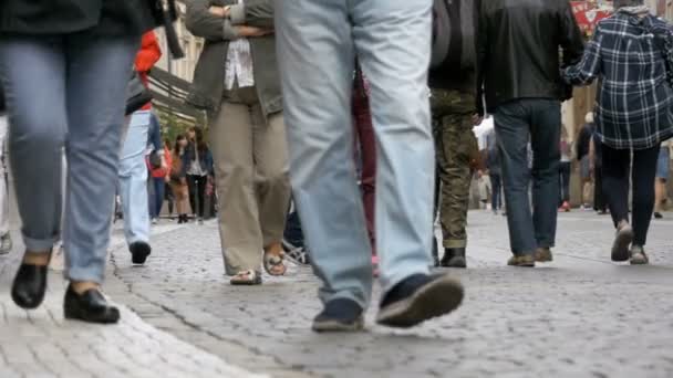 Füße von Menschen, die in Zeitlupe auf der Straße laufen — Stockvideo