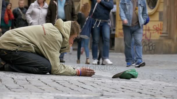 Żebrak prosi o jałmużnę na ulicy w Prague, Republika Czeska. Zwolnionym tempie — Wideo stockowe