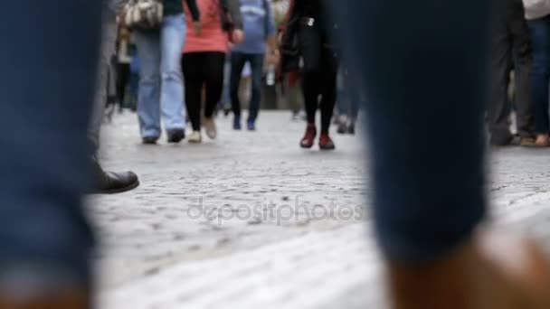 Fötter av skara människor som gick på gatan i Slow Motion — Stockvideo