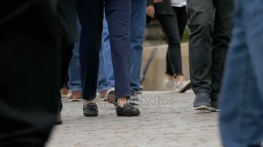 Yavaş hareket sokakta yürüyen kalabalık insan ayakları
