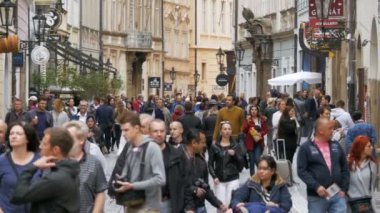 Prague, Çek Cumhuriyeti için eski şehrin sokaklarında boyunca yürüyüş insan kalabalığı. Ağır çekim