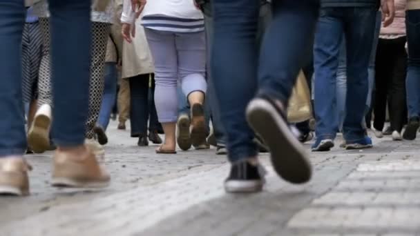 Yavaş hareket sokakta yürüyen kalabalık insan ayakları — Stok video