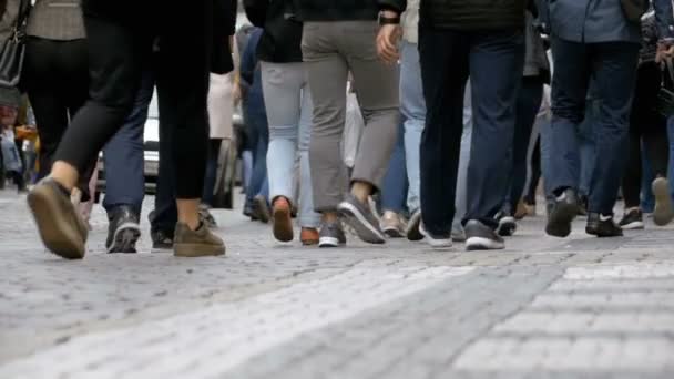 Voeten van menigte mensen lopen op straat in Slow Motion — Stockvideo