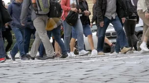 Yavaş hareket sokakta yürüyen kalabalık insan ayakları — Stok video