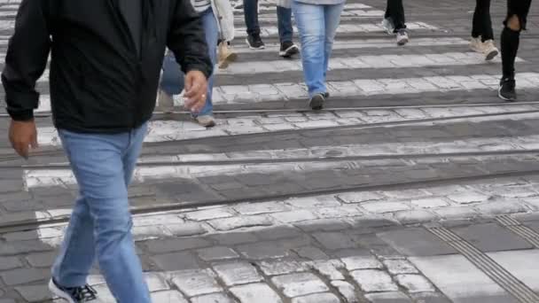 Voeten van menigte mensen lopen op het zebrapad in Slow Motion — Stockvideo