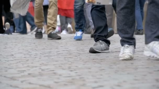 Jambes de foule marchant dans la rue au ralenti — Video