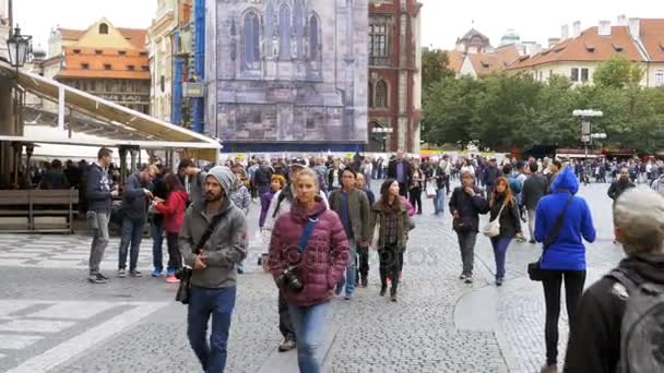 Stare Miasto, Stare Mesto Square. Ludzie chodzą wokół placu. Praga, Republika Czeska — Wideo stockowe