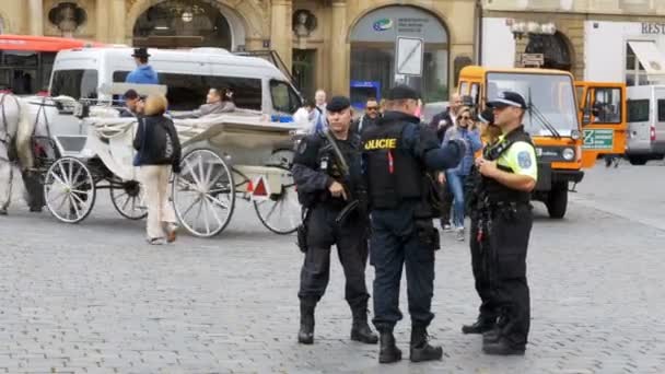 Mehrere Polizisten stehen auf dem Starre-Mesto-Platz in der Altstadt, Prag, Tschechische Republik — Stockvideo