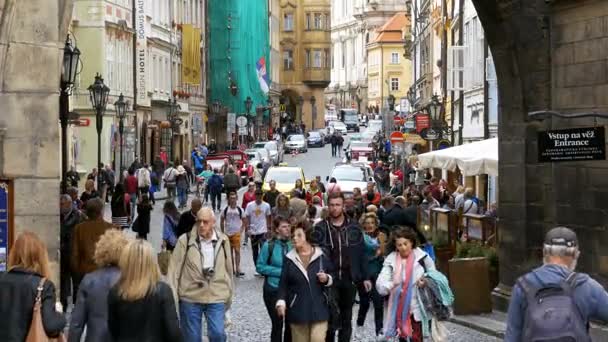 Multitud de personas caminando por las calles de Praga, República Checa — Vídeos de Stock